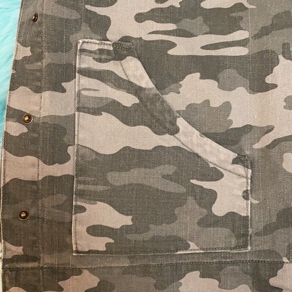 PRICE IS FIRM! NEW! Camo Jean Jacket Green And Gray Size Large - Picture 3 of 7